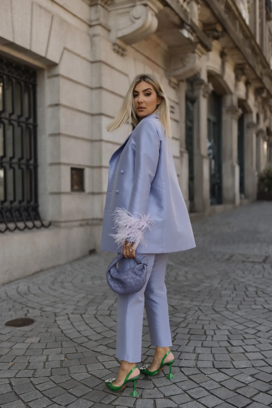 BLAZER OVERSIZED LAVANDA COM PLUMAS